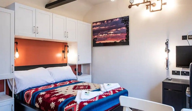 Nestled in Buckinghamshire countryside is this quaint, characterful studio