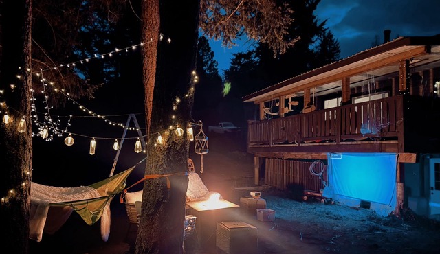 Nestled into the mountains, relax under the star in the hot tub