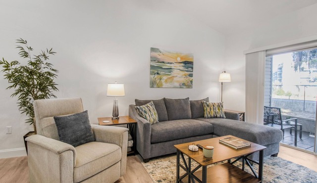 Nestled Oaks - Bright 2BR, 2BA Condo