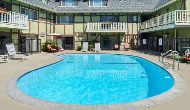 Neverland Adventure! 2 Units w/Continental Breakfast, Near Alisal Commons Park!