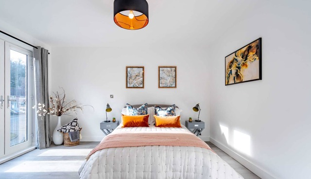 New 1 bed interior designed apartment, 55 mins to London