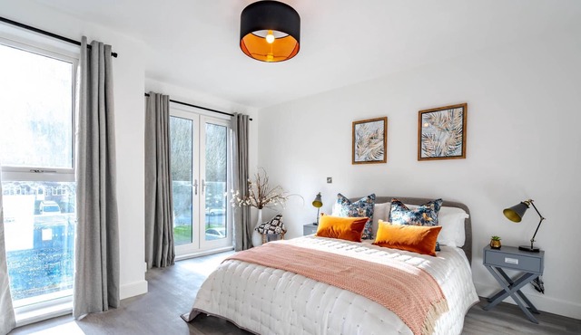 New 1 bed interior designed apartment, 55 mins to London