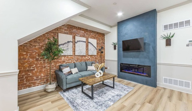 New 2/2 Across from Fairmount Park | 10 mins to DT