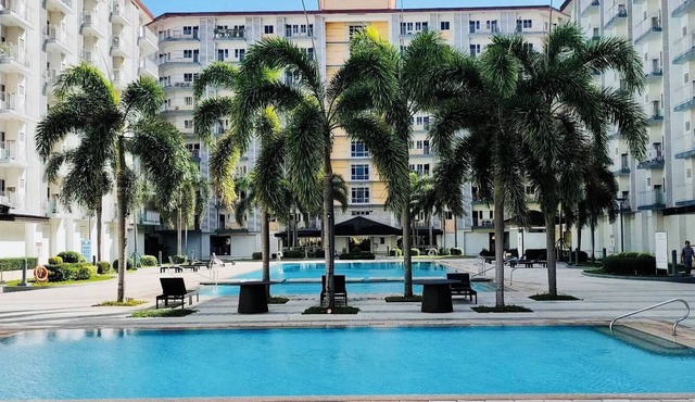 New 2BR w/Pool, fast Wifi, Netflix, Fitness area and near NAIA & SM