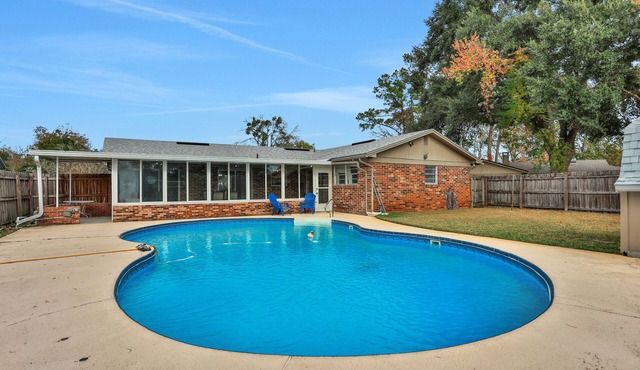NEW 3-2 Private Orange Park Pool-Fence Wash&Dryer Garage 1 of 7 local properties