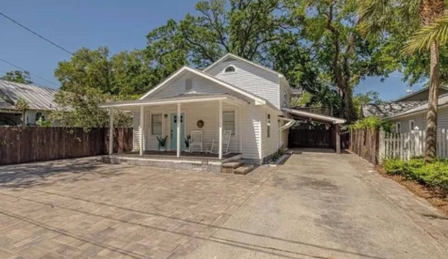 NEW 3 bdrm cottage in SSI with private pool/hot tub…walking distance to beach!