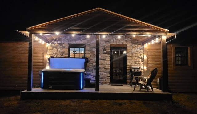 NEW 3-bedroom cabin 1 mile from the Gorge Underground - Hot Tub, Games, Sunsets