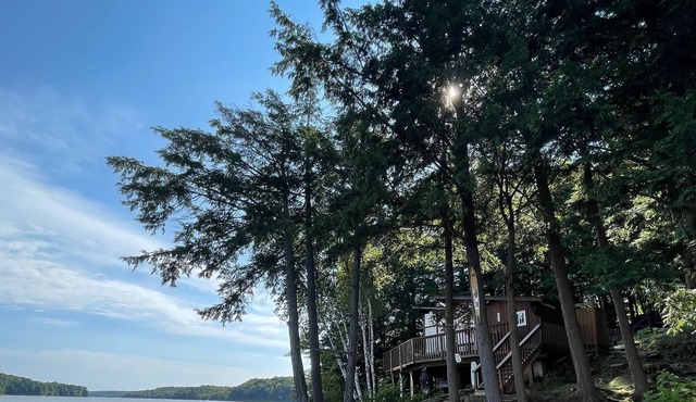 **NEW** 4 Bed 1 Bath - Lake Front Cottage in Muskoka