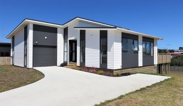 New 4 bed 2 bath house with sea views at Baylys Beach, Northland!