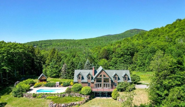 NEW 4 bedroom mountaintop chalet just above North Conway, ideal location.