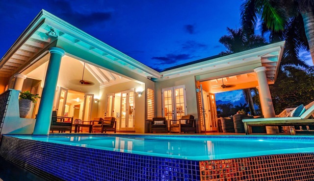 New 4 bedroom villa with infinity pool. 4 minute walk to Beach!