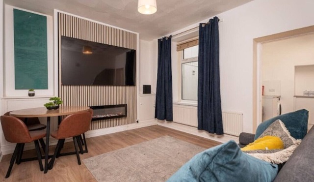 NEW! 4BR Home with Patio | Near Swansea Centre