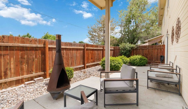 NEW! A Whimsical Escape | Gas Fireplace | Back Patio w/Chiminea | Spacious Master en Suite