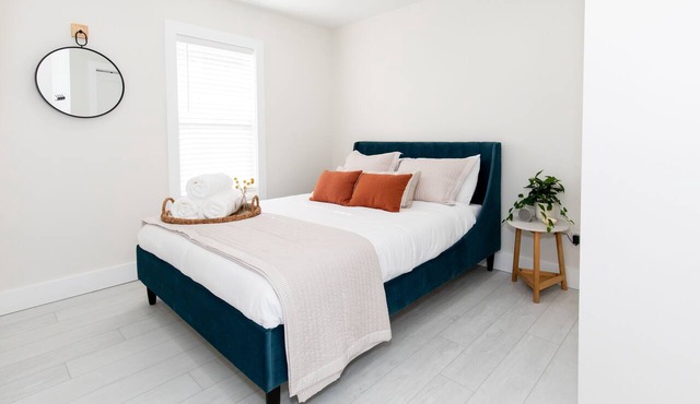 New! Adjoining Suites - Sleeps 12!