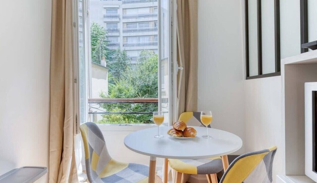 New and quiet 1 Bdr Flat in the Heart of Paris 12