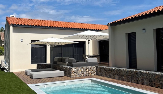 NEW ARCHITECT-DESIGNED VILLA WITH SWIMMING POOL