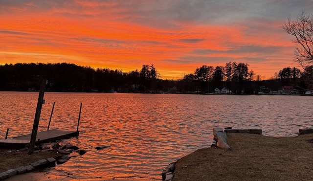New Availability 7/4 - 7/11 Newer contemporary home w/dock on Lake Winnisquam