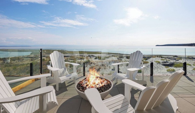 NEW Beachfront Luxury Suite on Saratoga Beach