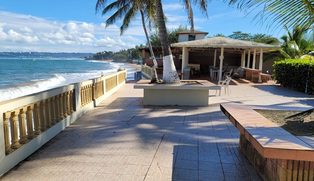 NEW - Beachfront Villa 4BR and 5BA - 5 mins walk to beach, Owner lives upstairs