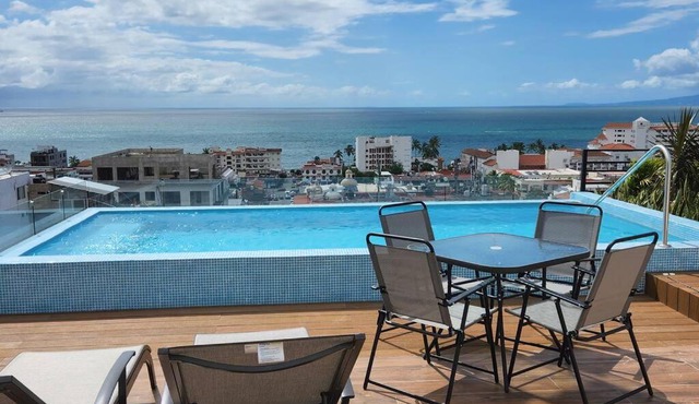 New Beautiful Rooftop & Romantic Ocean Views