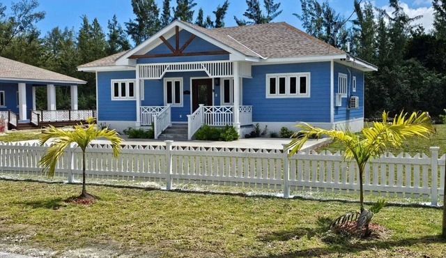 New, beautifully furnished Cozy bungalow in a quiet neighborhood.