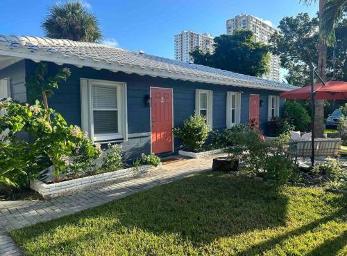 New & Blue - 2 blocks to the beach