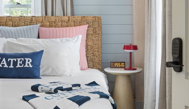 New Boutique Ocean Escape l Downtown l King Bed l ADA