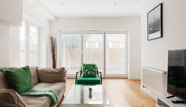 New! Bright 2BR Flat with Patio
