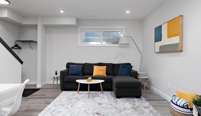 NEW BUILD Centrally Located Modern Suite - Wifi & Optik TV
