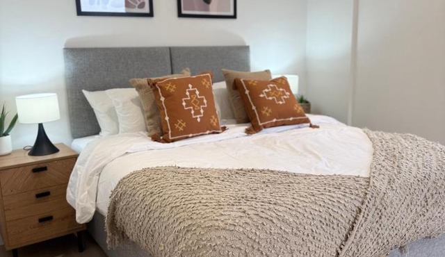 New build - king bed - Fast Wi-Fi - Zone 2