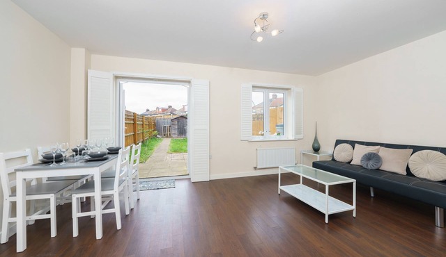 New Built Immaculate Condition House. Garden & Private Parking.