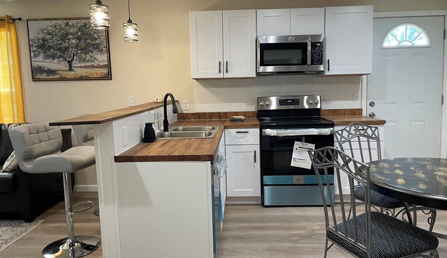 New & Charming 3-bedroom bungalow with WiFi and AC in Springfield Central