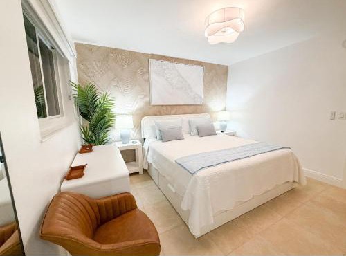 New Charming Apt Walk to Beach & Pool Key Biscayne