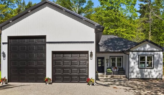 New, charming custom home, 7 minute walk to the beach
