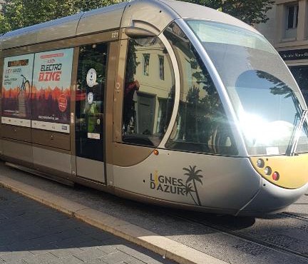 NEW CHEAP PRIVATE ROOM, KITCHEN , OVERWIEUW sea,TRAM on spot, 12 minutes from nice train station with tram , beach in 17 min tram , CHAMBRE PRIVÉE pas cher, cuisine équipée , tram sur place, APERÇU mer, 12 min de la gare de Nice avec le tram, 17 min plage