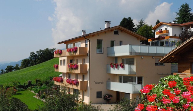 New, comfortable apartment near the village, right on Kastanienweg