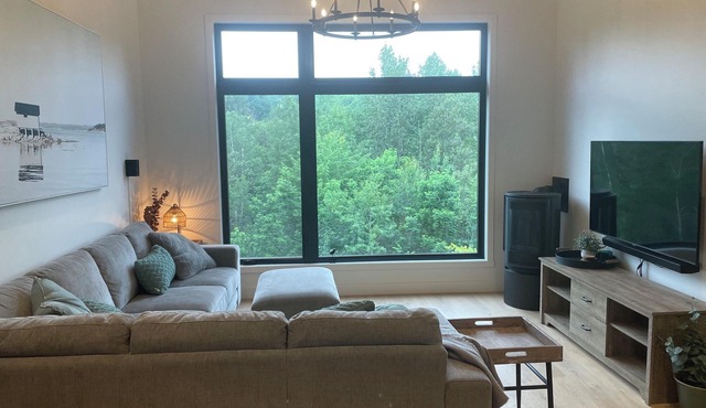 New Condo in Orford facing the mountain, pet-friendly