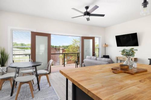 New construction 2nd level apartment * Downtown JC