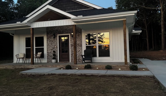 new Construction farmhouse look3-bedroom house in awesome Clarksville with cool