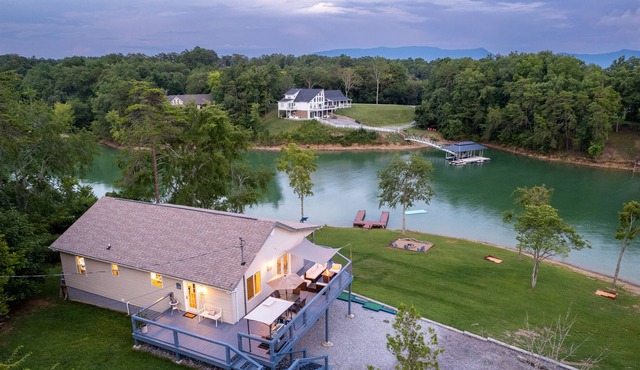 *NEW* Cozy Lake House! Arcade! Hot Tub! Lake Front!