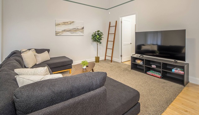 New! Cozy Loft located Downtown Bozeman - Bridger Bliss on Main Street!