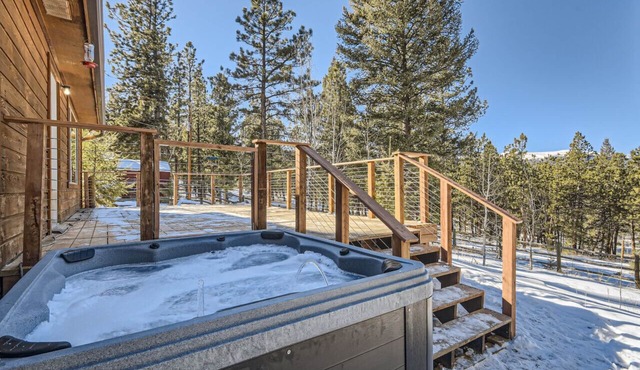 NEW! Cozy Wolfcamp Chalet - Hot Tub, Views, & Fast Wifi