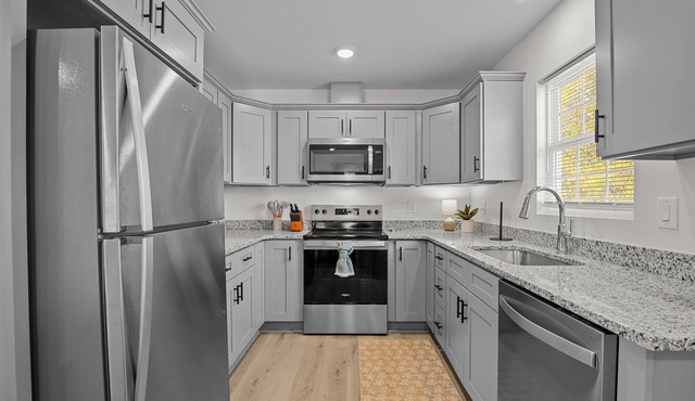 New Custom Built Luxury 3 bed/2 bath Home w Fenced Backyard near Hospitals
