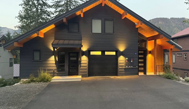 New custom cabin with attached condo at Snoqualmie Pass - sleeps 21