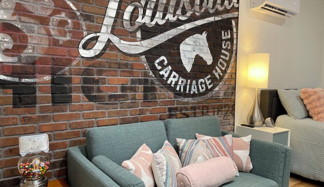 New Custom & Creative Louisville Carriage House: expansive deck, wifi, walkable