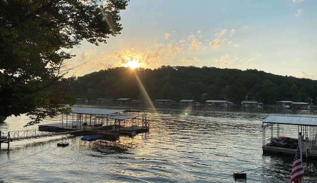 NEW deck! 6BR Lakefront home. 4100sq ft. Extra parking. Open slip.