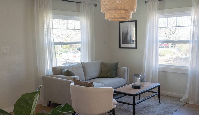 NEW DOWNTOWN COTTAGE- Near U of O Campus