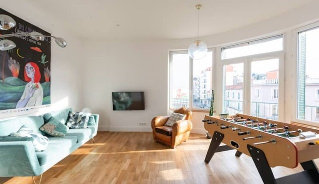 New, Downtown, Double Garage, Netflix