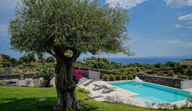 New Entry - Luxury villa with pool in the heart of the Sicilian countryside
