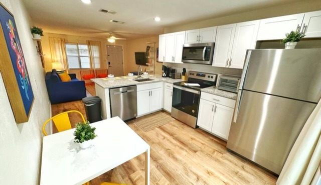 NEW Gorgeous Sunshine-Up 6 Guests-Private Backyard